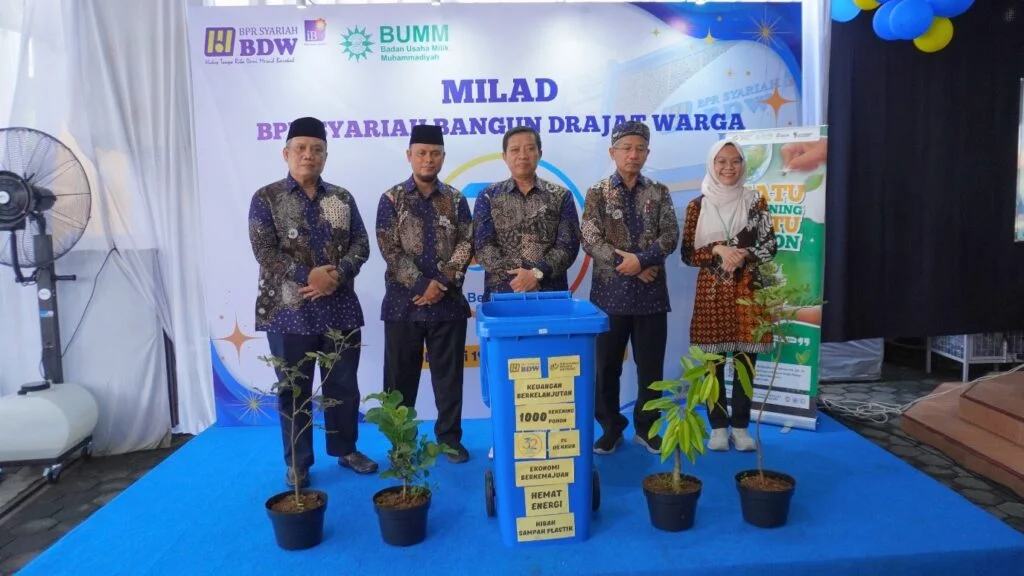 Foto: Pembukaan program Green Banking secara simbolis oleh Jajaran Manajemen BPR Syariah BDW, Tim Keuangan Berkelanjutan BPR Syariah BDW, dan PWM DIY sebagai pemegang saham pengendali.